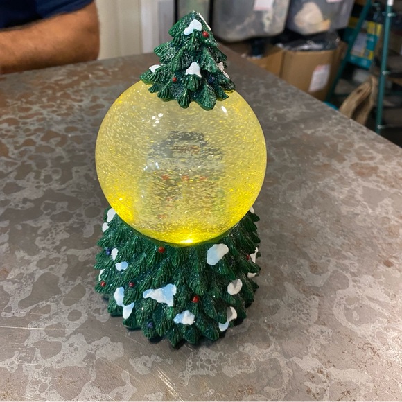 Cracked Barrel Snow globe with Light Cracker Barrel Store globe - Picture 6 of 11